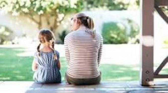 Décès d'un parent : qui peut être indemnisé quand un proche aide à garder les enfants ?